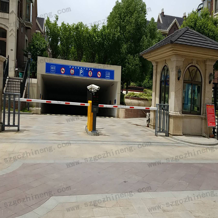 張家港伊頓花園別墅現(xiàn)場案例車牌識(shí)別加廣告道閘，人行通道閘（護(hù)外人臉識(shí)別加擺閘